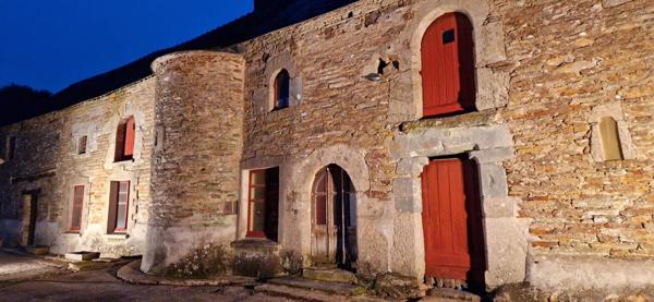 Domaine avec hébergements insolites et Manoir du XVIème Siècle à valoriser