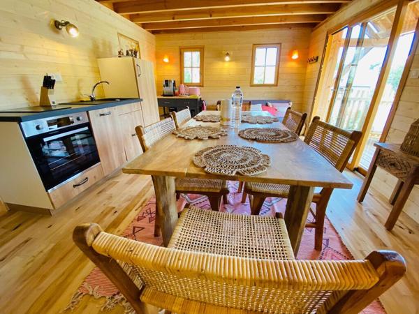 Domaine avec hébergements insolites et Manoir du XVIème Siècle à valoriser