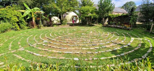 Domaine avec hébergements insolites et Manoir du XVIème Siècle à valoriser