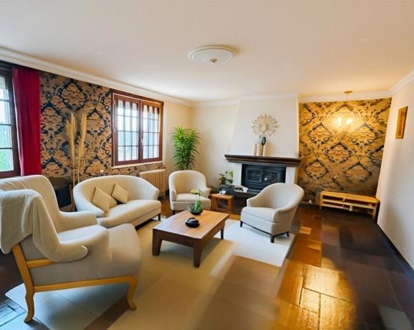 À vendre – Grande maison familiale avec superbe vue et fort potentiel – La Roche-Vineuse (71)