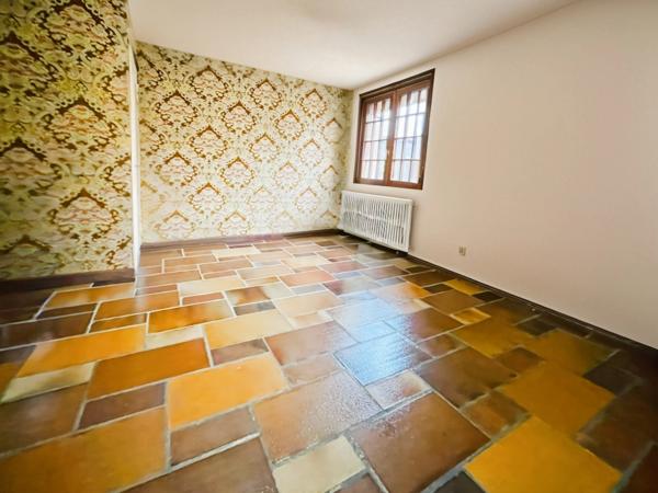 À vendre – Grande maison familiale avec superbe vue et fort potentiel – La Roche-Vineuse (71)