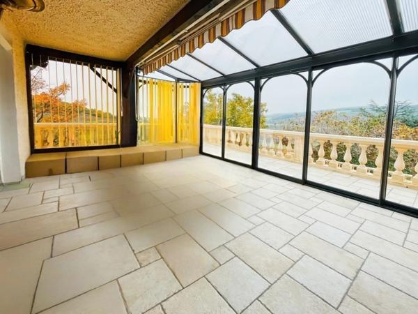 À vendre – Grande maison familiale avec superbe vue et fort potentiel – La Roche-Vineuse (71)