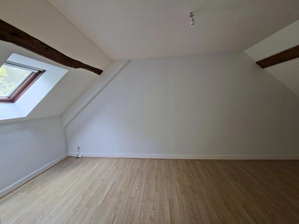 Vente                                                      Immeuble
                        
                     6 pièces                      99 m2                     à Ivry-la-Bataille