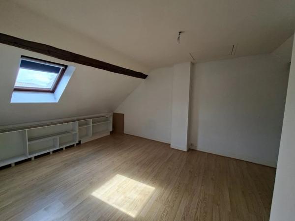 Vente                                                      Immeuble
                        
                     6 pièces                      99 m2                     à Ivry-la-Bataille