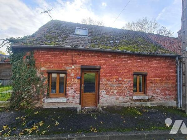 OISEMONT - Maison de ville comprenant au rez-de-chaussée une pièce avec coin repas, une autre p...