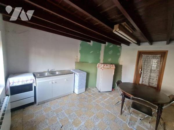 OISEMONT - Maison de ville comprenant au rez-de-chaussée une pièce avec coin repas, une autre p...