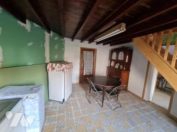 OISEMONT - Maison de ville comprenant au rez-de-chaussée une pièce avec coin repas, une autre p...