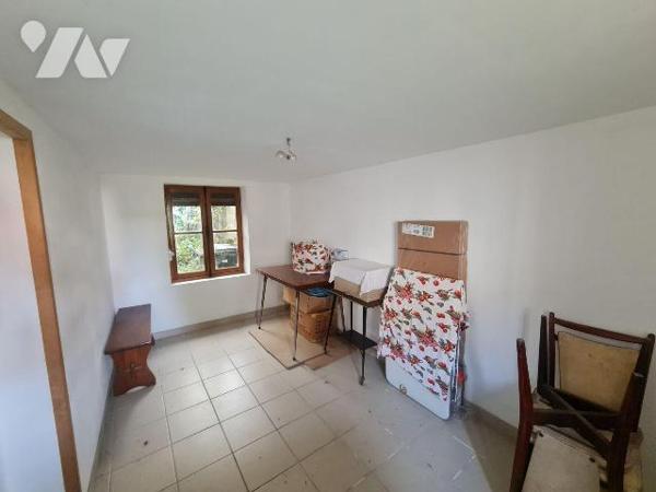 OISEMONT - Maison de ville comprenant au rez-de-chaussée une pièce avec coin repas, une autre p...