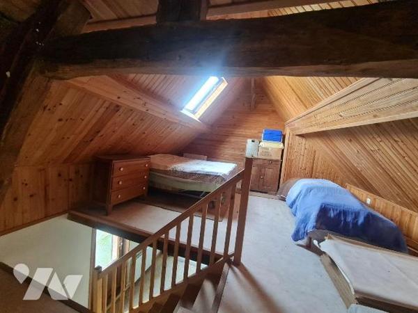 OISEMONT - Maison de ville comprenant au rez-de-chaussée une pièce avec coin repas, une autre p...