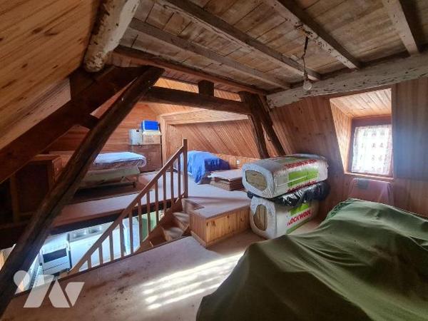 OISEMONT - Maison de ville comprenant au rez-de-chaussée une pièce avec coin repas, une autre p...