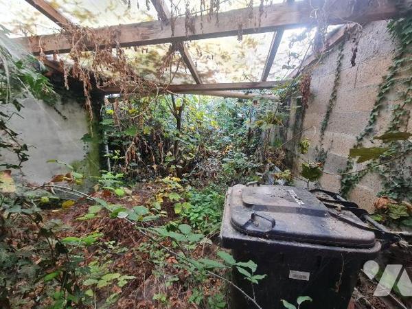 OISEMONT - Maison de ville comprenant au rez-de-chaussée une pièce avec coin repas, une autre p...