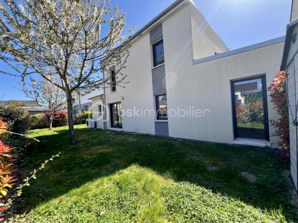 Située sur la commune de Bezannes
Maison récente et indépendante de 2015 édifiée sur un parcelle entièrement clôturée
Cette maison, avec un confort plain-pied, est lumineuse et traversante, elle est composée de :
AU RDC :
entrée avec placard, 
salon/séjour triple exposition avec cuisine ouverte et entièrement équipée (62 m2)
arrière-cuisine (lingerie)
1 suite parentale (chambre, dressing, salle de douche, wc) de 18 m2
1 bureau (13 m2)
WC avec lave-mains
AU 1ER : un palier dessert :
3 chambres avec chacune : placard, salle de douche et wc (12,50. 13 et 22 m2)

Chauffage par pompe à chaleur Saulnier-Duval, ballon Thermodynamique 300L (chauffage au sol au rdc, radiateurs à l'étage)
Volets roulants électriques , fenêtres double-vitrage 
Cuisine équipée (four, micro-ondes, plaque induction, frigo/congélateur, cave à vin, lave-vaisselle)
Alarme
Toutes les chambres possèdent leurs propres salles de douche et  wc
Beau jardin clos et arboré, terrasse
1 place de parking privé 
possibilité de faire un investissement pour location partagée
Maison économique, DPE A
Constucteur :  Berdin