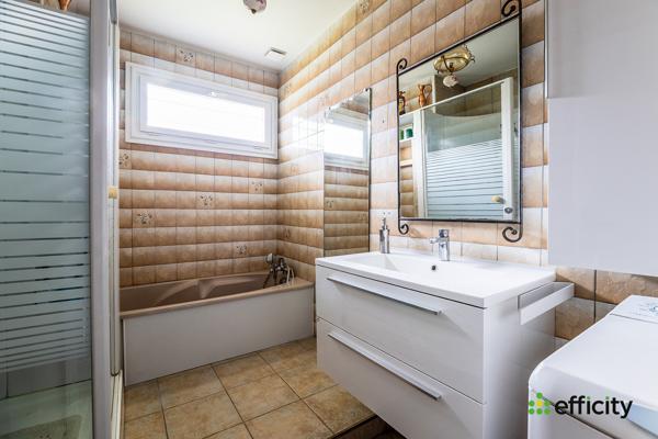 Maison
         7 pièces
        - 158 m² Exclusivité 330 000 € *