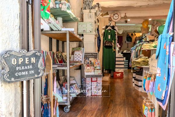 🪄 À CÉDER – Boutique de prêt-à-porter "La Fée Coquette" au cœur du village du Castellet (83) - Emplacement n°1 – Rue de l’Église – Piétonne & ultra-passante