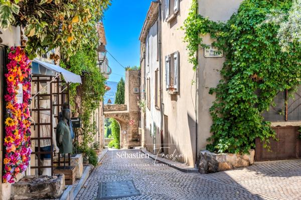 🪄 À CÉDER – Boutique de prêt-à-porter "La Fée Coquette" au cœur du village du Castellet (83) - Emplacement n°1 – Rue de l’Église – Piétonne & ultra-passante