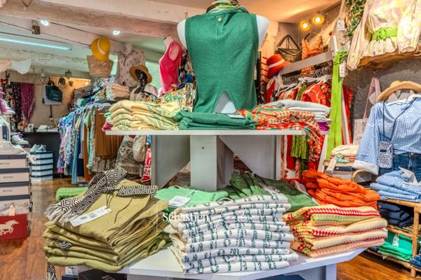 🪄 À CÉDER – Boutique de prêt-à-porter "La Fée Coquette" au cœur du village du Castellet (83) - Emplacement n°1 – Rue de l’Église – Piétonne & ultra-passante