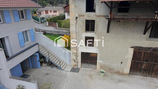 Tullins - Maison mitoyenne de 120m² habitables avec grand garage, cour.