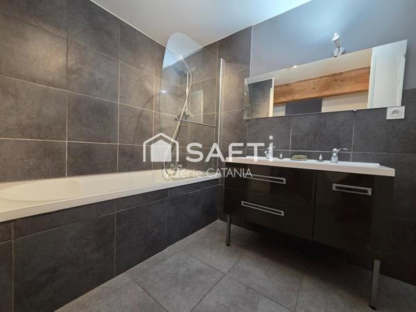 Tullins - Maison mitoyenne de 120m² habitables avec grand garage, cour.