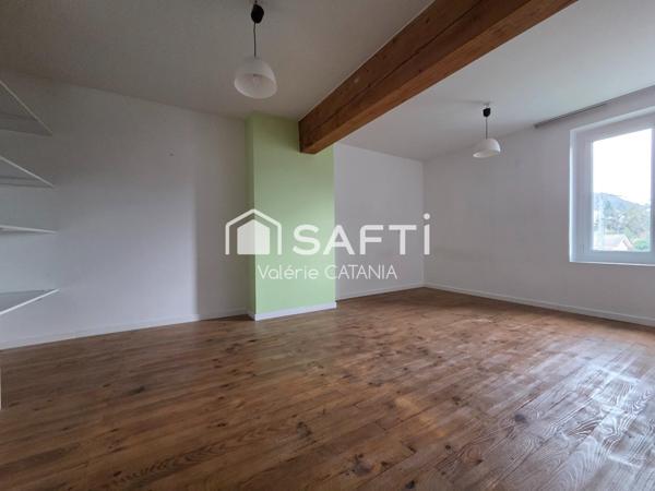 Tullins - Maison mitoyenne de 120m² habitables avec grand garage, cour.