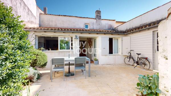 Maison à vendre à Loix : Un havre de paix au coeur du centre de LOIX.