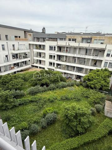 Idéal pour investir sereinement sans contrainte de gestion !

Au sein de la résidence Appart’City Cité des Congrès, idéalement située à proximité immédiate de la gare, du Château des Ducs de Bretagne et de la Tour LU, découvrez ce studio parfaitement entretenu, exclusivement dédié à l’investissement locatif.

⚠️ Bien non destiné à l’habitation principale – exploitation en bail commercial uniquement.

Ce bien offre un cadre d’investissement sécurisé avec :
• Bail commercial en cours avec Appart’City
• Loyer annuel garanti de 7 930 € (soit 660,77 € / mois)
• Revenus versés, que le bien soit occupé ou non
• Gestion entièrement déléguée (aucune contrainte)
• Fiscalité attractive sous statut LMNP 

Le bail arrive à échéance le 31 décembre 2027.

La résidence bénéficie d’un emplacement stratégique dans un quartier dynamique, recherché pour les séjours professionnels et touristiques, assurant une attractivité constante.

👉 Un investissement clé en main, idéal pour percevoir des revenus réguliers sans gestion ni imprévus.
