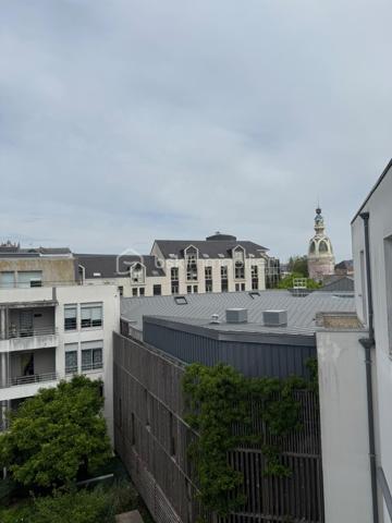 Idéal pour investir sereinement sans contrainte de gestion !

Au sein de la résidence Appart’City Cité des Congrès, idéalement située à proximité immédiate de la gare, du Château des Ducs de Bretagne et de la Tour LU, découvrez ce studio parfaitement entretenu, exclusivement dédié à l’investissement locatif.

⚠️ Bien non destiné à l’habitation principale – exploitation en bail commercial uniquement.

Ce bien offre un cadre d’investissement sécurisé avec :
• Bail commercial en cours avec Appart’City
• Loyer annuel garanti de 7 930 € (soit 660,77 € / mois)
• Revenus versés, que le bien soit occupé ou non
• Gestion entièrement déléguée (aucune contrainte)
• Fiscalité attractive sous statut LMNP 

Le bail arrive à échéance le 31 décembre 2027.

La résidence bénéficie d’un emplacement stratégique dans un quartier dynamique, recherché pour les séjours professionnels et touristiques, assurant une attractivité constante.

👉 Un investissement clé en main, idéal pour percevoir des revenus réguliers sans gestion ni imprévus.