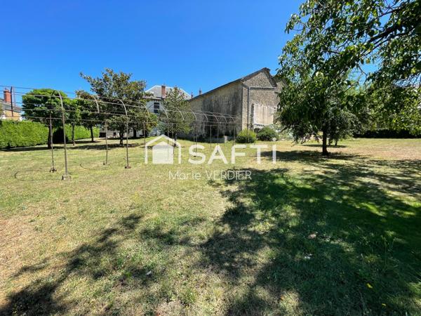 Immeuble avec 2 locaux commerciaux, un T5-T6 et un studio