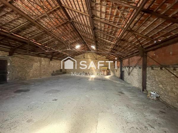 Immeuble avec 2 locaux commerciaux, un T5-T6 et un studio