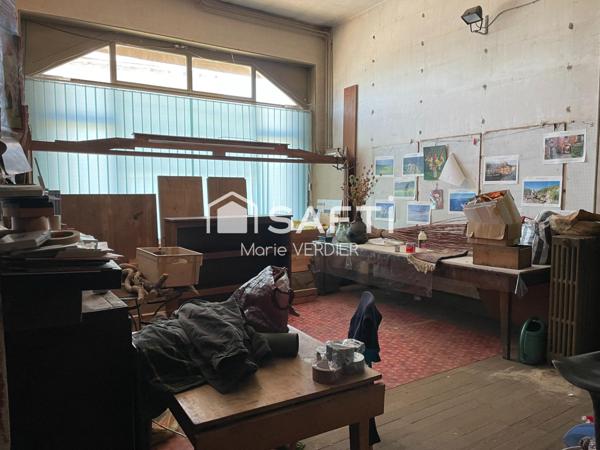 Immeuble avec 2 locaux commerciaux, un T5-T6 et un studio