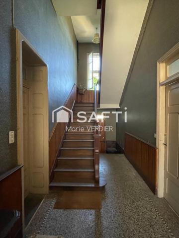 Immeuble avec 2 locaux commerciaux, un T5-T6 et un studio