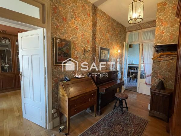 Immeuble avec 2 locaux commerciaux, un T5-T6 et un studio