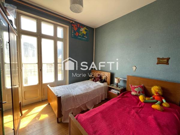 Immeuble avec 2 locaux commerciaux, un T5-T6 et un studio