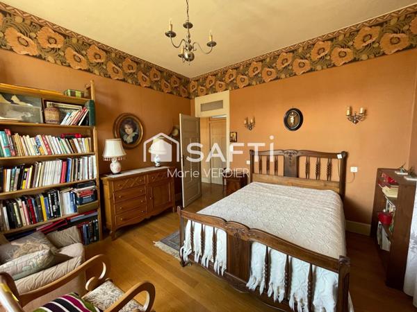 Immeuble avec 2 locaux commerciaux, un T5-T6 et un studio