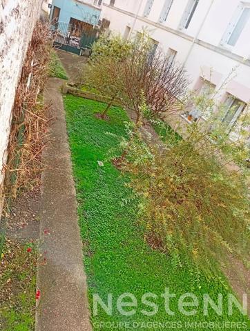 Appartement de 52 m², rénové , en plein centre ville de Saujon avec grand garage.