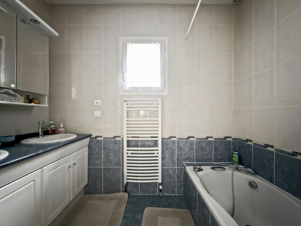 Trévoux (01600) TREVOUX – MAISON RÉCENTE DE 2007 – 5 CHAMBRES – TERRASSE – GRAND GARAGE 80 m²