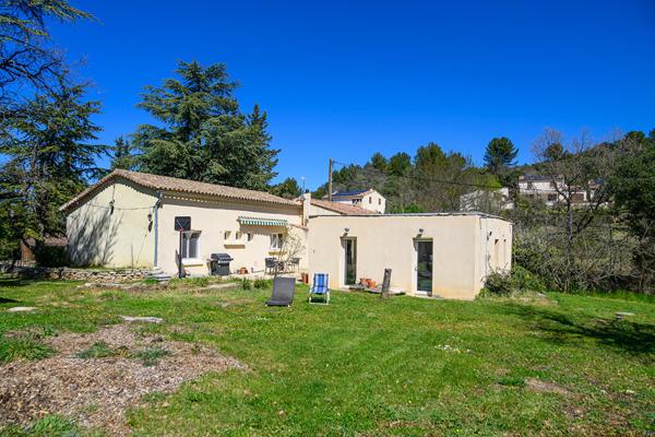 Villa 60’s revisitée, extension contemporaine et vue dégagée sur le Luberon
