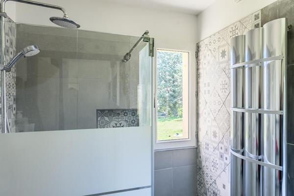 Villa 60’s revisitée, extension contemporaine et vue dégagée sur le Luberon