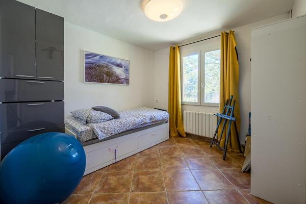 Villa 60’s revisitée, extension contemporaine et vue dégagée sur le Luberon