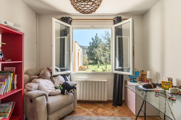 Villa 60’s revisitée, extension contemporaine et vue dégagée sur le Luberon