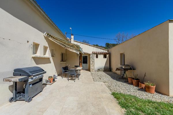 Villa 60’s revisitée, extension contemporaine et vue dégagée sur le Luberon
