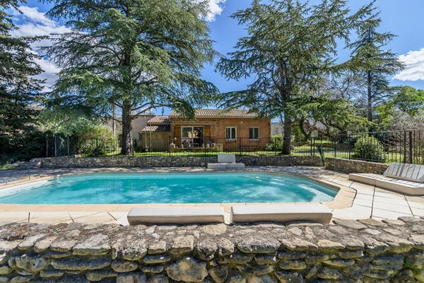 Villa 60’s revisitée, extension contemporaine et vue dégagée sur le Luberon