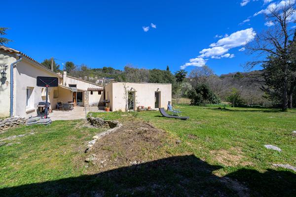 Villa 60’s revisitée, extension contemporaine et vue dégagée sur le Luberon