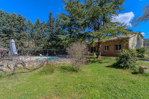 Villa 60’s revisitée, extension contemporaine et vue dégagée sur le Luberon