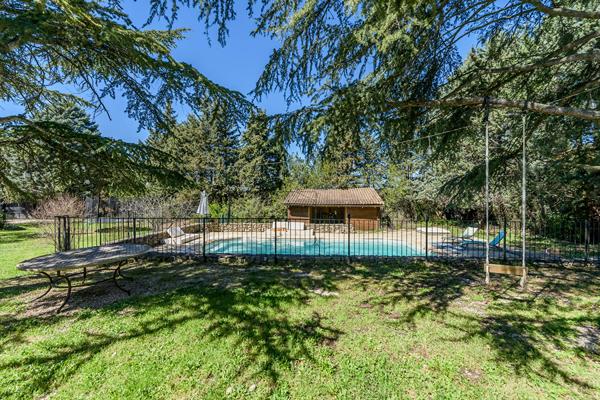 Villa 60’s revisitée, extension contemporaine et vue dégagée sur le Luberon