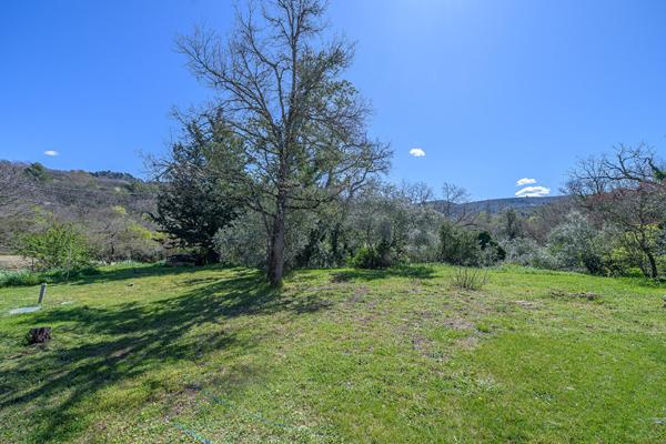 Villa 60’s revisitée, extension contemporaine et vue dégagée sur le Luberon