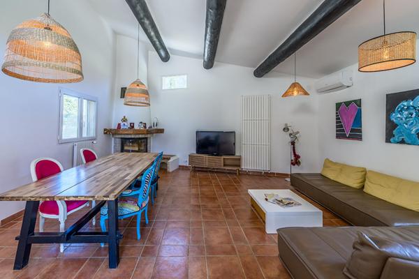 Villa 60’s revisitée, extension contemporaine et vue dégagée sur le Luberon