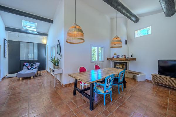 Villa 60’s revisitée, extension contemporaine et vue dégagée sur le Luberon