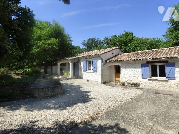 Une maison plain pied proche centre de GRIGNAN,7700m2 de terrain arboré. accès par chemin communal