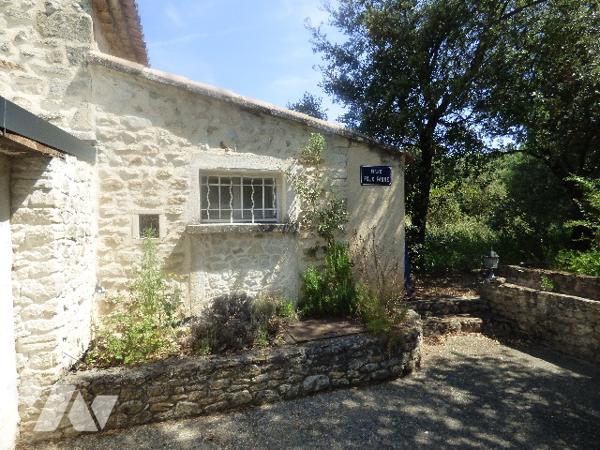 Une maison plain pied proche centre de GRIGNAN,7700m2 de terrain arboré. accès par chemin communal