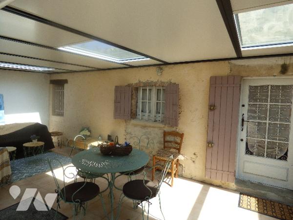 Une maison plain pied proche centre de GRIGNAN,7700m2 de terrain arboré. accès par chemin communal